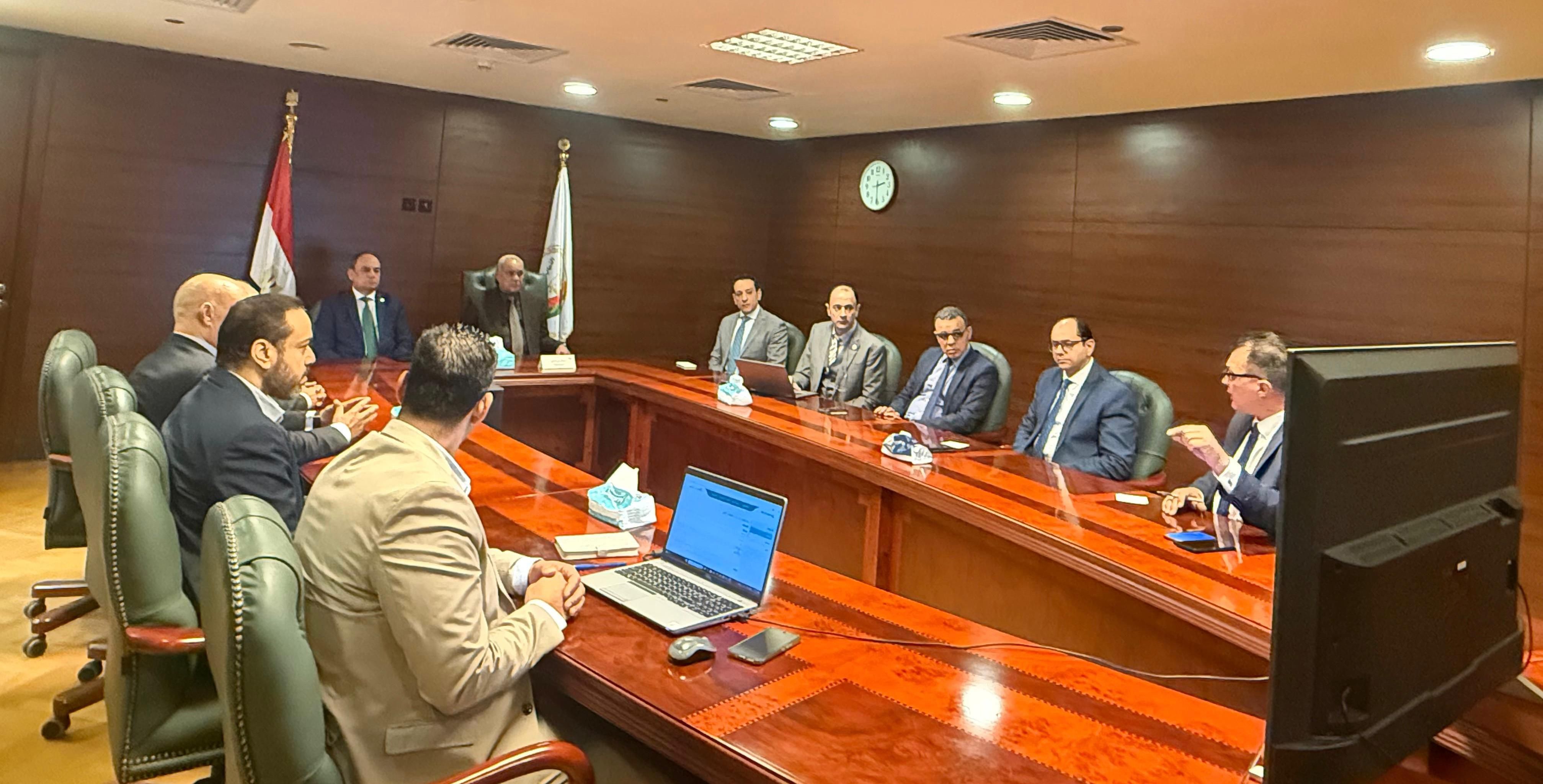 رئيس هيئة النيابة الإدارية يشهد عرضًا توضيحيًا للبوابة الرقمية الجديدة