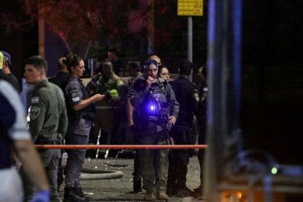 القناة 12: العثور على مستوطنٍ مطعون بحالة خطيرة عند مفترق "كركور" جنوب حيفا وانسحاب المنفذ من المكان