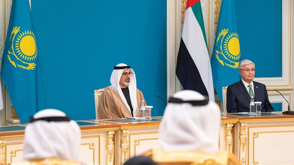 ولي عهد أبوظبي والرئيس الكازاخستاني يبحثان سُبُل تعزيز العلاقات الثنائية