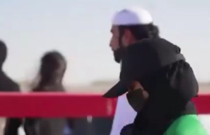 الهجانة السعودية خلود الشمري تفوز بكأس البطولة الآسيوية للهجن .. فيديو