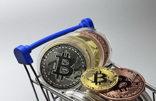 "البيتكوين" صعدت فوق مستوى 105 آلاف دولار قبل أن تعود للانخفاض مجددا