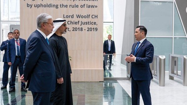 حضرا تبادل اتفاقيات ومذكرات تفاهم بين البلدين.. ولي عهد أبوظبي ورئيس كازاخستان يزوران مركز أستانا المالي الدولي