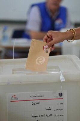 وزير الداخلية يوضح حقيقة صورة تعود لأحد رؤساء الأقلام وهو يقوم بفتح صناديق الإقتراع في طرابلس