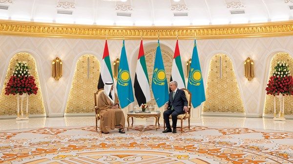 ولي عهد أبوظبي والرئيس الكازاخستاني يبحثان سُبُل تعزيز العلاقات الثنائية