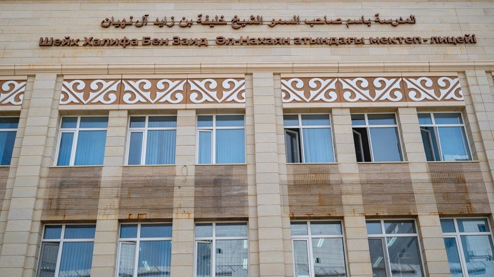 رافقه رئيس كازاخستان.. ولي عهد أبوظبي يزور مدرسة الشيخ خليفة بن زايد آل نهيان في أستانا