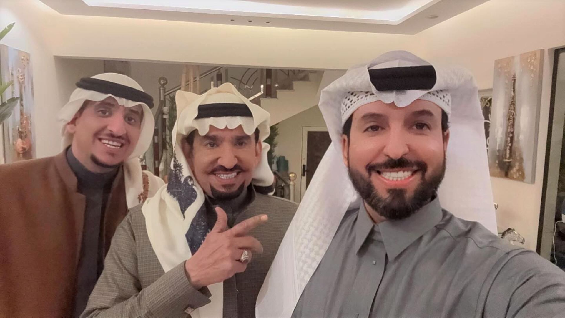 عبدالله السدحان يشارك متابعيه صورة له مع أبنائه ويطلب من متابعيه التعليق
