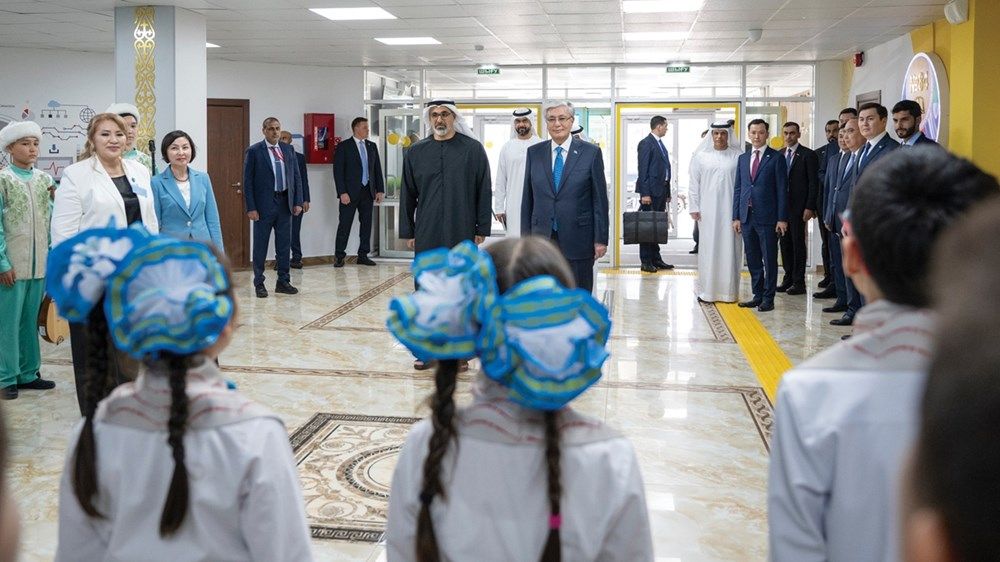 رافقه رئيس كازاخستان.. ولي عهد أبوظبي يزور مدرسة الشيخ خليفة بن زايد آل نهيان في أستانا