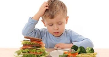 لو طفلك مدمن مشاهدة فيديوهات الطعام.. اعرفى تأثيرها على شهيته