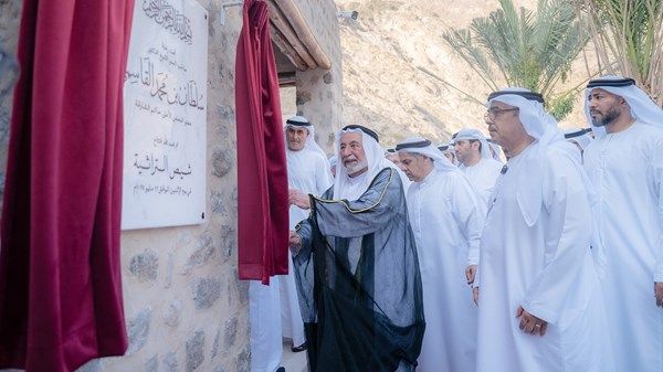 حاكم الشارقة يفتتح حارة الزبارة القديمة وشيص التراثية في مدينة خورفكان