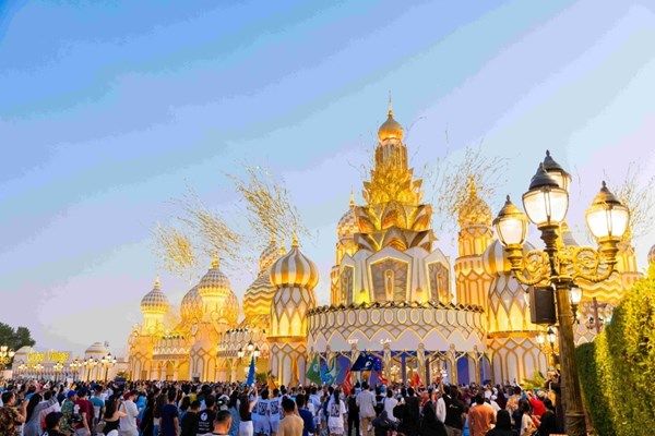 القرية العالمية تمدد موسمها حتى 18 مايو