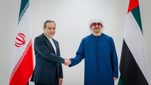 عبدالله بن زايد يستقبل وزير خارجية إيران