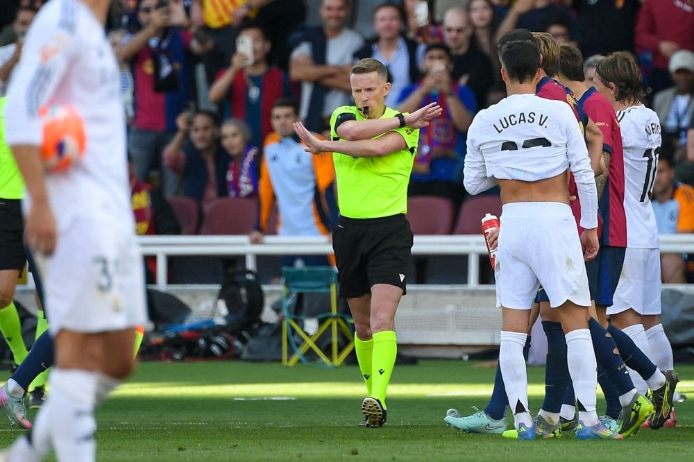 الامارات | فضيحة في غرفة «الفار» خلال «كلاسيكو» برشلونة وريال مدريد (فيديو)