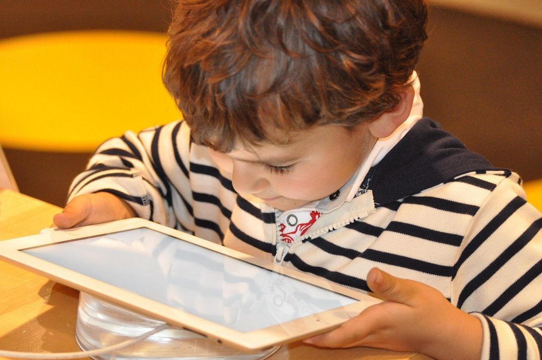 هل الإفراط في استخدام الأجهزة اللوحية يؤثر على الطفل بالمدارس الأولية؟
