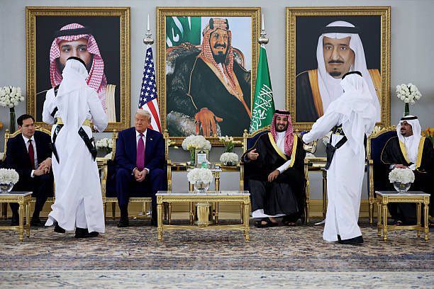 حديث جانبي بين ⁧‫ولي العهد‬⁩ والرئيس ⁧‫ترامب‬⁩ أثناء احتساء القهوة السعودية.. فيديو