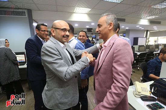 نقيب الصحفيين يزور ”الخليج 365” ويشيد بالمشاركة فى انتخابات النقابة.. صور