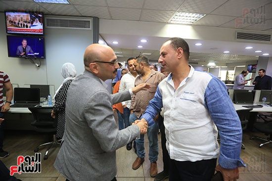 نقيب الصحفيين يزور ”الخليج 365” ويشيد بالمشاركة فى انتخابات النقابة.. صور