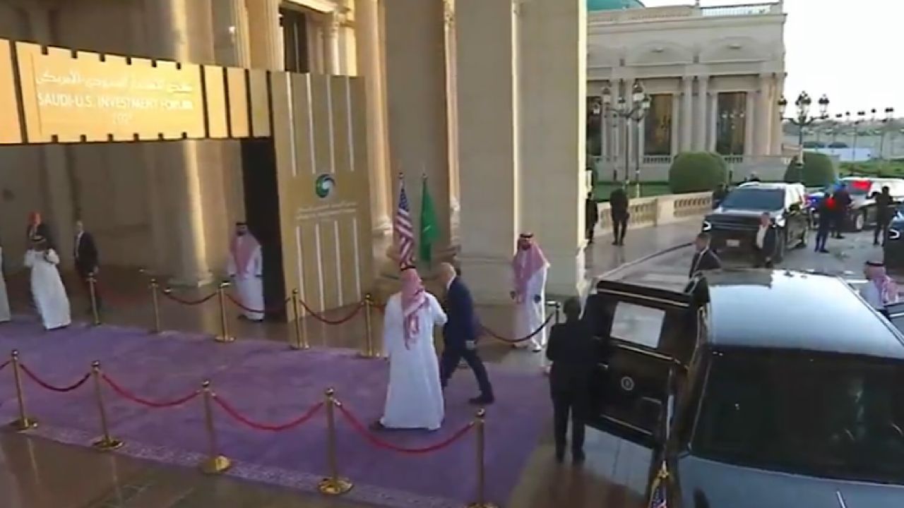 جولة لولي العهد والرئيس الأمريكي داخل المعرض المصاحب للمنتدى الاستثماري.. فيديو