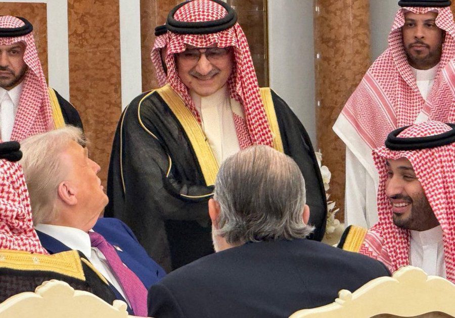 أحاديث ودية تجمع ولي العهد وترامب والوليد بن طلال خلال مأدبة الغداء