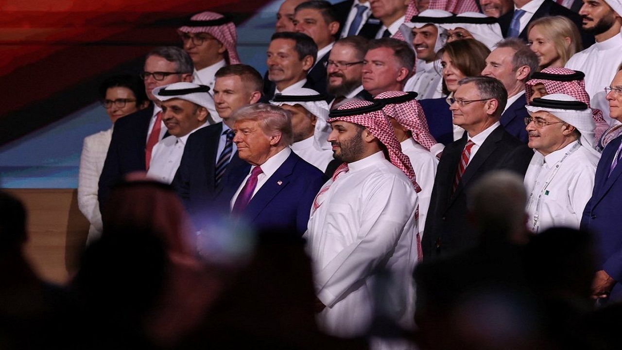 صور تذكارية تجمع ولي العهد وترامب بعد انتهاء المؤتمر.. فيديو