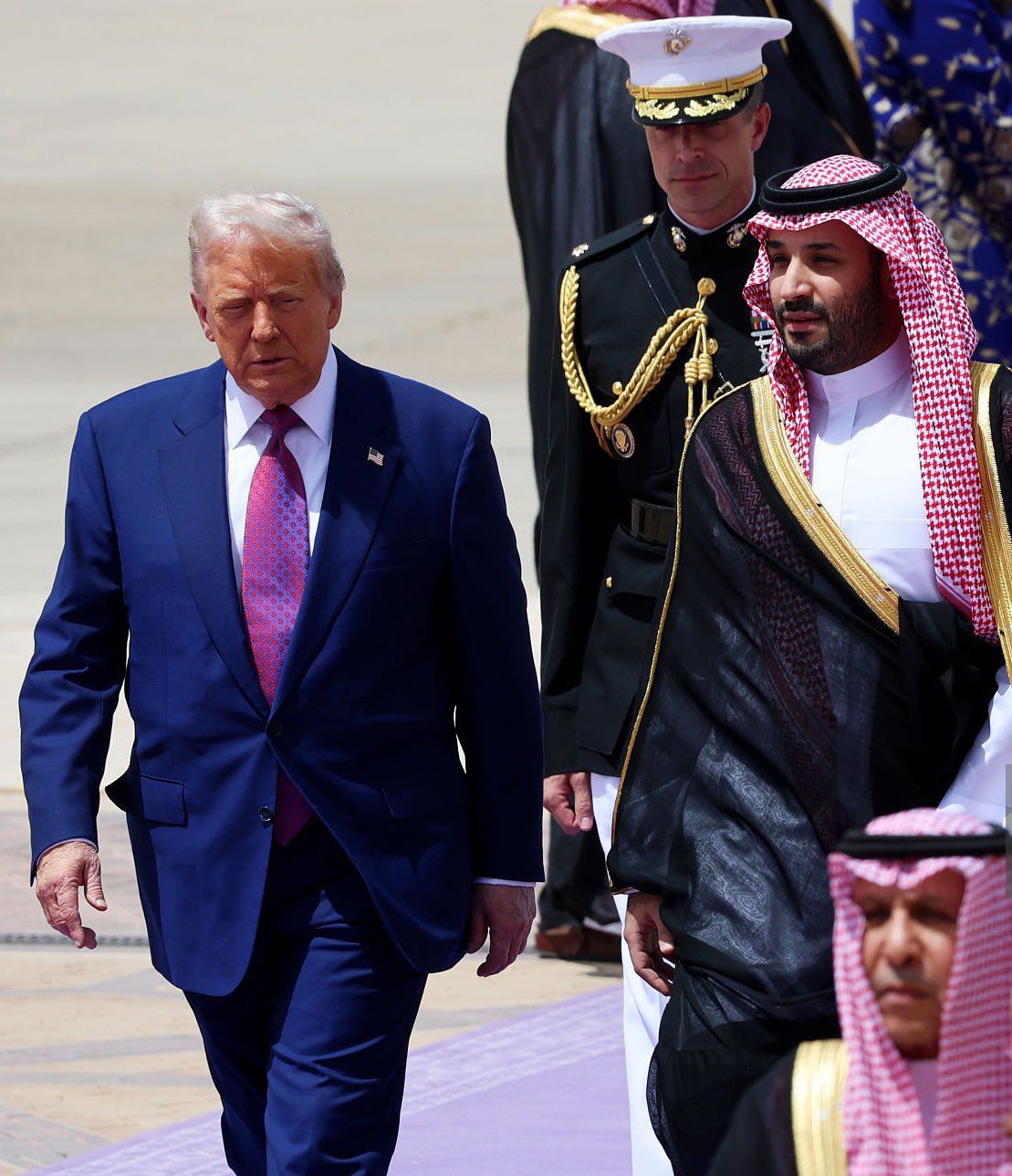 حديث جانبي بين ⁧‫ولي العهد‬⁩ والرئيس ⁧‫ترامب‬⁩ أثناء احتساء القهوة السعودية.. فيديو