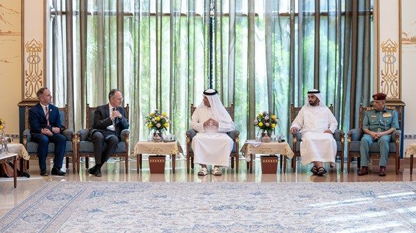 سعود بن صقر يستقبل وفداً من الكلية الملكية البريطانية للدراسات الدفاعية