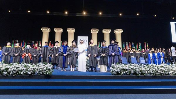 منصور بن محمد يشهد تخريج الدفعة الـ 28 من طلبة الجامعة الأميركية في دبي