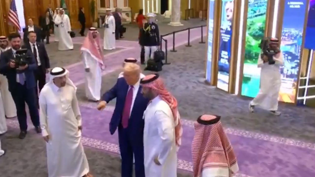جولة لولي العهد والرئيس الأمريكي داخل المعرض المصاحب للمنتدى الاستثماري.. فيديو