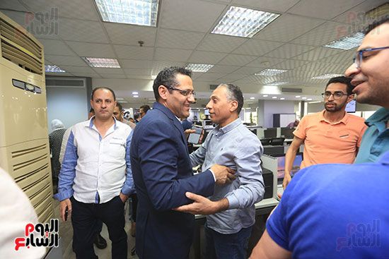 نقيب الصحفيين يزور ”الخليج 365” ويشيد بالمشاركة فى انتخابات النقابة.. صور