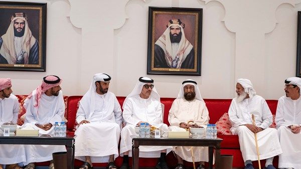 هزاع بن زايد يقدم واجب العزاء في وفاة خميس حموده خميس العرياني