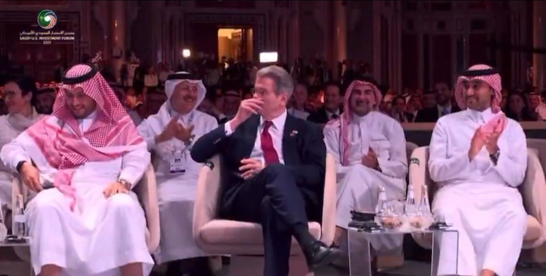 ترامب يشيد بجهود ولي العهد ويسأله: هل تنام ليلاً.. فيديو