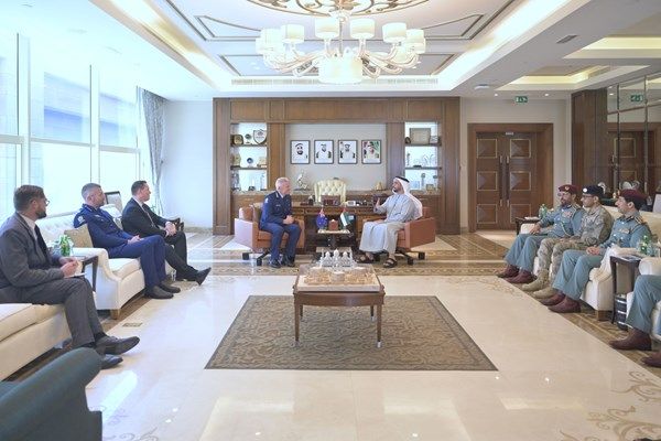 سيف بن زايد يلتقي قائد شرطة نيوزيلندا