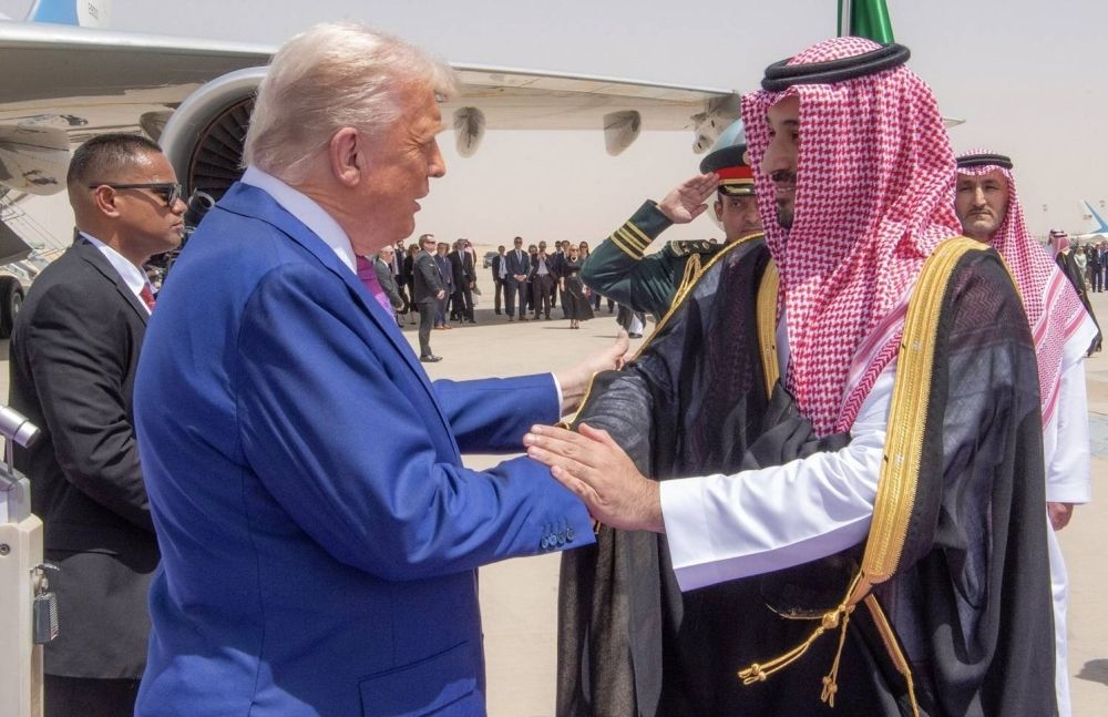الرئيس الأمريكي يصل السعودية في زيارة دولة وولي العهد في مقدمة مستقبليه