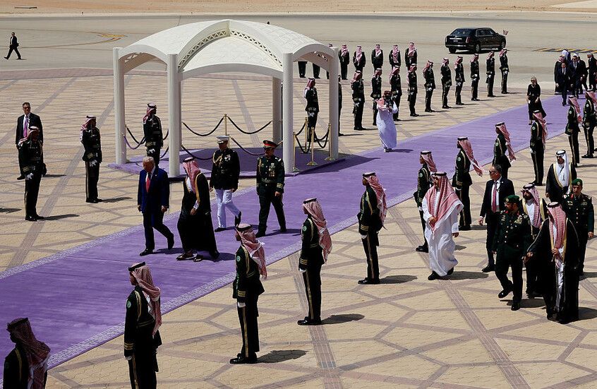 الخليج اليوم .. البنفجسي بدل الأحمر.. سر لون السجاد المفروش لاستقبال ترامب بالرياض