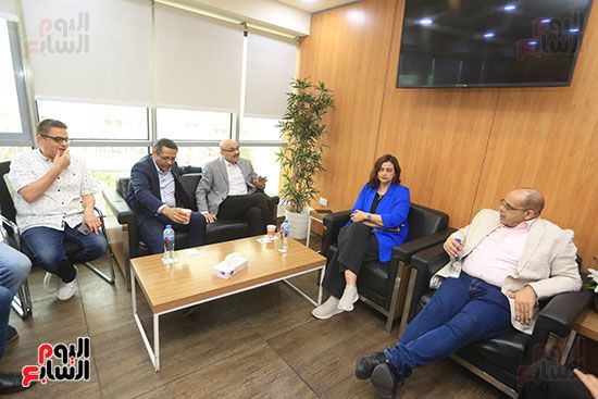نقيب الصحفيين يزور ”الخليج 365” ويشيد بالمشاركة فى انتخابات النقابة.. صور