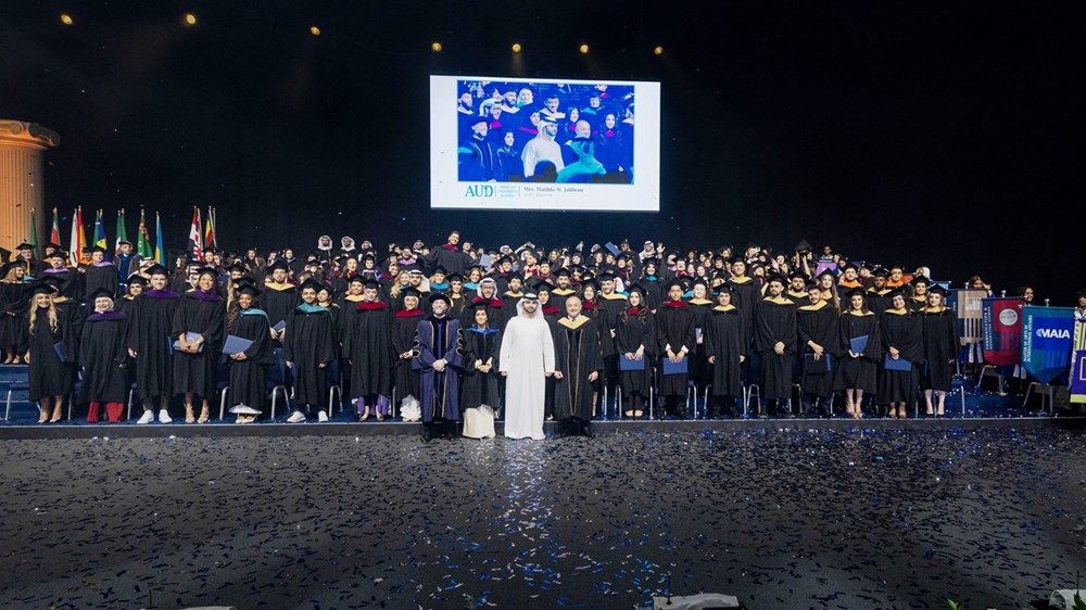 منصور بن محمد يشهد تخريج الدفعة الـ 28 من طلبة الجامعة الأميركية في دبي