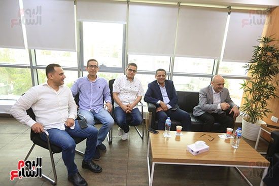 نقيب الصحفيين يزور ”الخليج 365” ويشيد بالمشاركة فى انتخابات النقابة.. صور