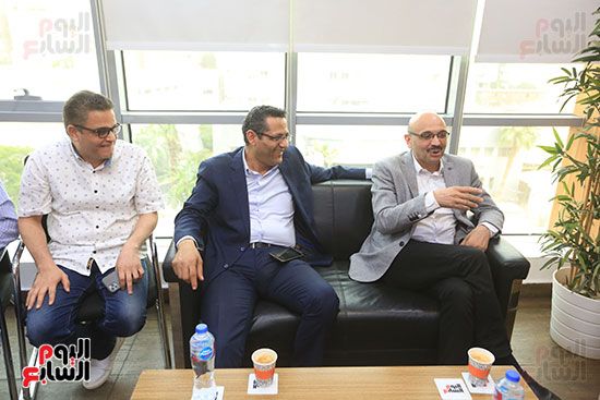 نقيب الصحفيين يزور ”الخليج 365” ويشيد بالمشاركة فى انتخابات النقابة.. صور