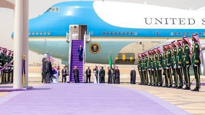 إيران تطلق تحذيرًا عسكريًا وسط تحركات ترامب الدبلوماسية في الخليج