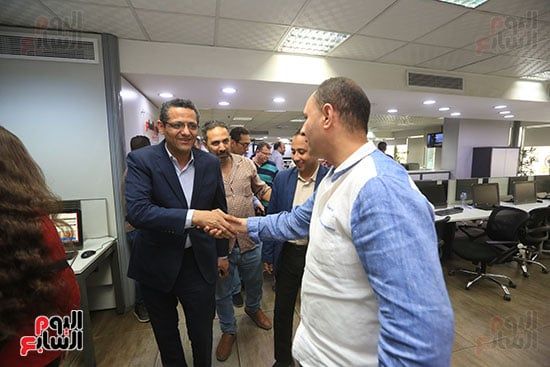 نقيب الصحفيين يزور ”الخليج 365” ويشيد بالمشاركة فى انتخابات النقابة.. صور