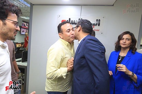نقيب الصحفيين يزور ”الخليج 365” ويشيد بالمشاركة فى انتخابات النقابة.. صور