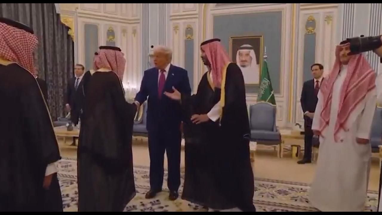 ترامب وولي العهد يمازحان أحد المسؤولين السعوديين بقصر اليمامة.. فيديو
