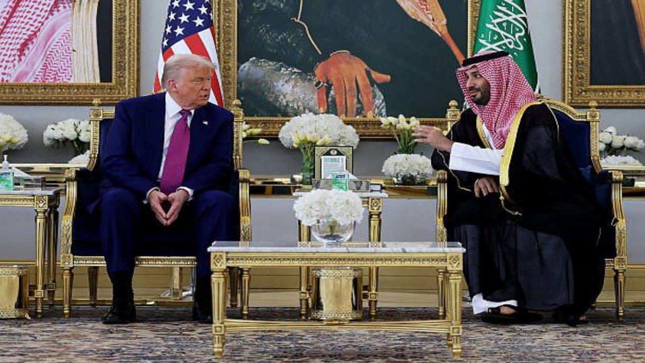 ولي العهد يقيم مأدبة غداء رسمية تكريمًا لرئيس أمريكا في قصر اليمامة