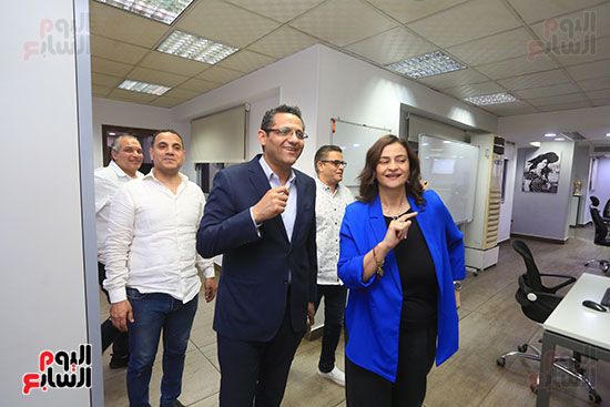 نقيب الصحفيين يزور ”الخليج 365” ويشيد بالمشاركة فى انتخابات النقابة.. صور