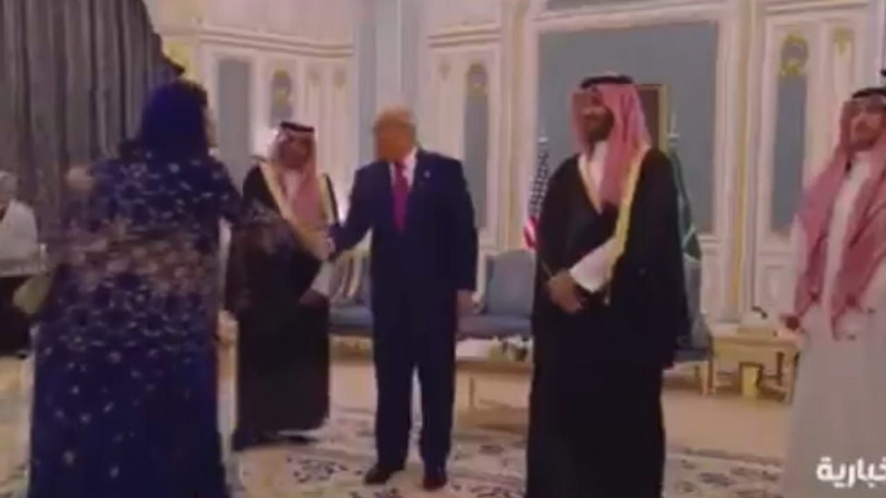ترامب يخص الأميرة ريما بنت بندر بمصافحة لافتة خلال مراسم استقباله.. فيديو