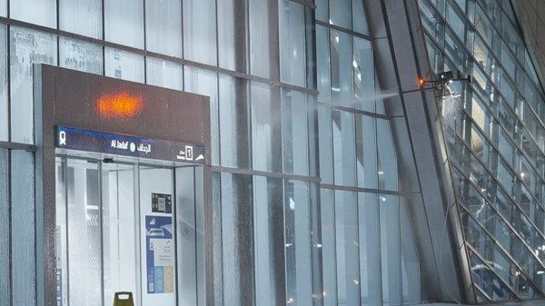 «طرق دبي» تختبر الدرون في تنظيف واجهات محطات المترو والترام