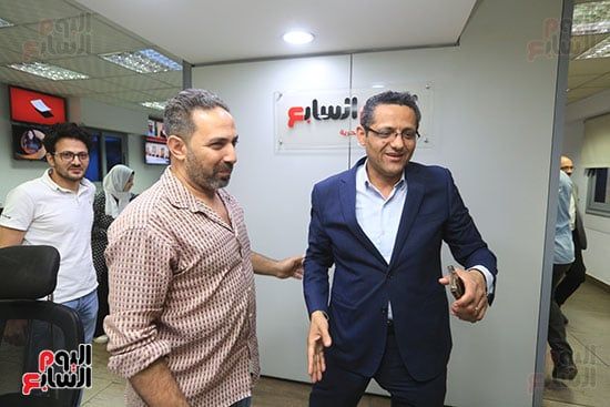 نقيب الصحفيين يزور ”الخليج 365” ويشيد بالمشاركة فى انتخابات النقابة.. صور