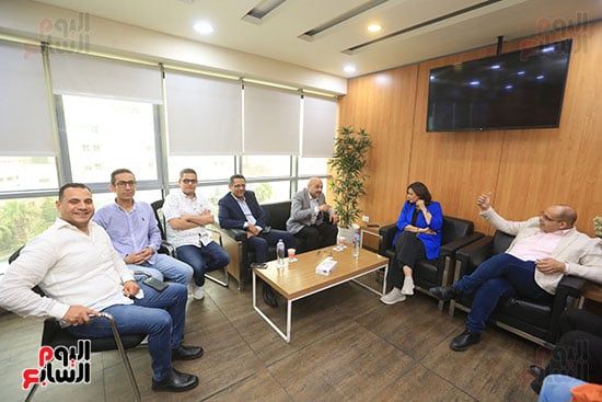 نقيب الصحفيين يزور ”الخليج 365” ويشيد بالمشاركة فى انتخابات النقابة.. صور
