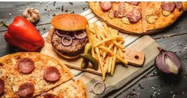 5 دقائق= 130 سعر حرارى.. دراسة توضح تأثير إعلانات الوجبات السريعة على الطفل
