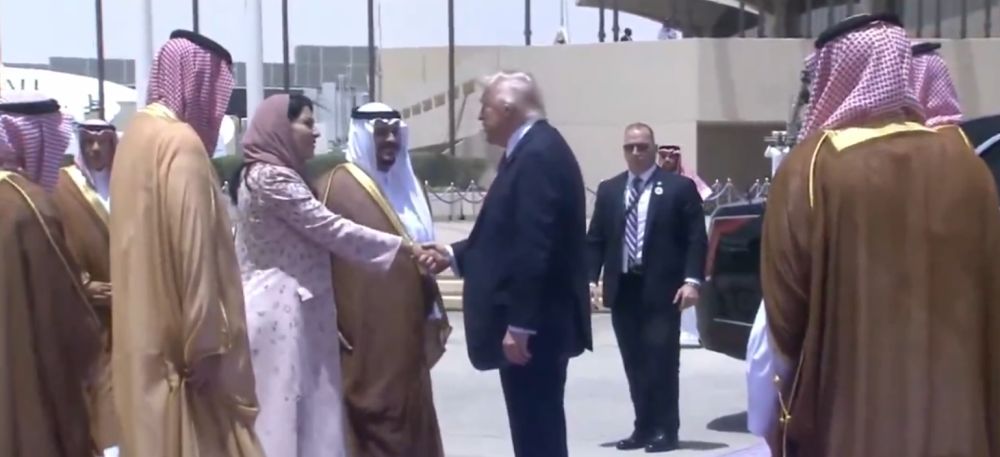 عاجل | الرئيس الأميركي يغادر الرياض وولي العهد في مقدمة مودعيه
