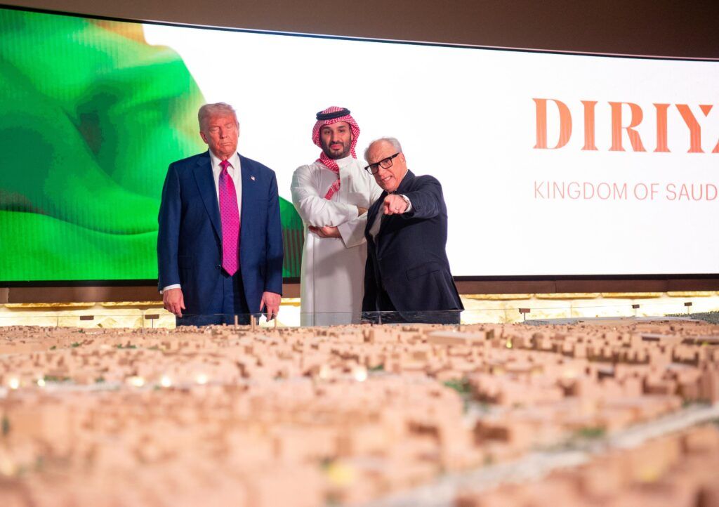 السعودية | ولي العهد يصطحب الرئيس الأمريكي في جولة بحي الطريف التاريخي في الدرعية